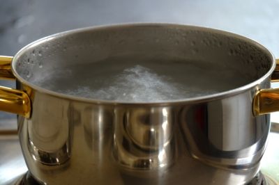 kochendes Wasser in einem Kochtopf für die ayurvedische Heißwasserkur